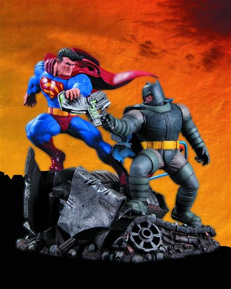 DARK KNIGHT RETURNS SUPERMAN VS BATMAN STATUE (AUG120309)