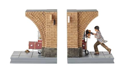 HARRY POTTER TRAIN STATION BOOK ENDS (C: 1-1-2)